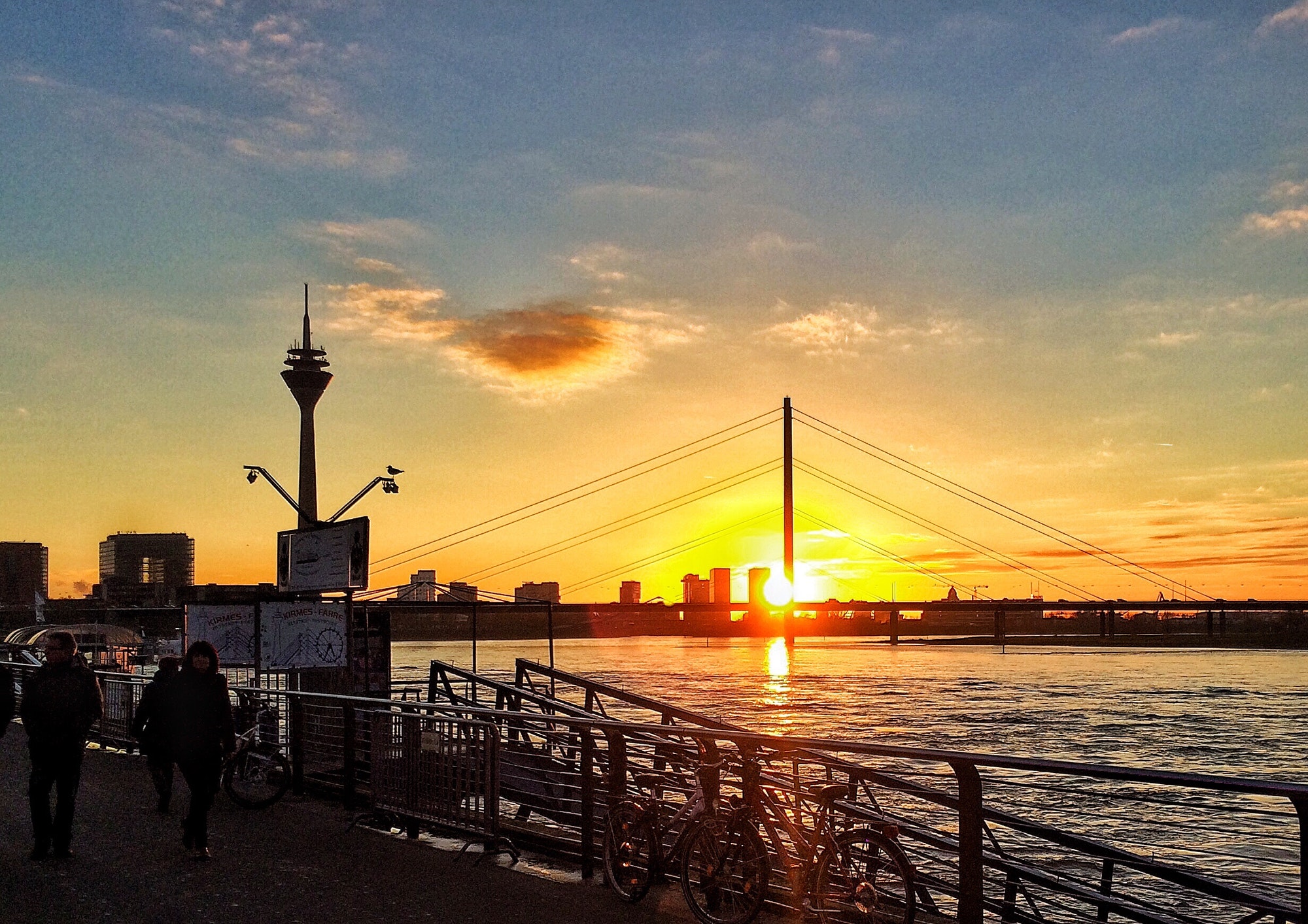 Düsseldorf und die Sonne geht unter!