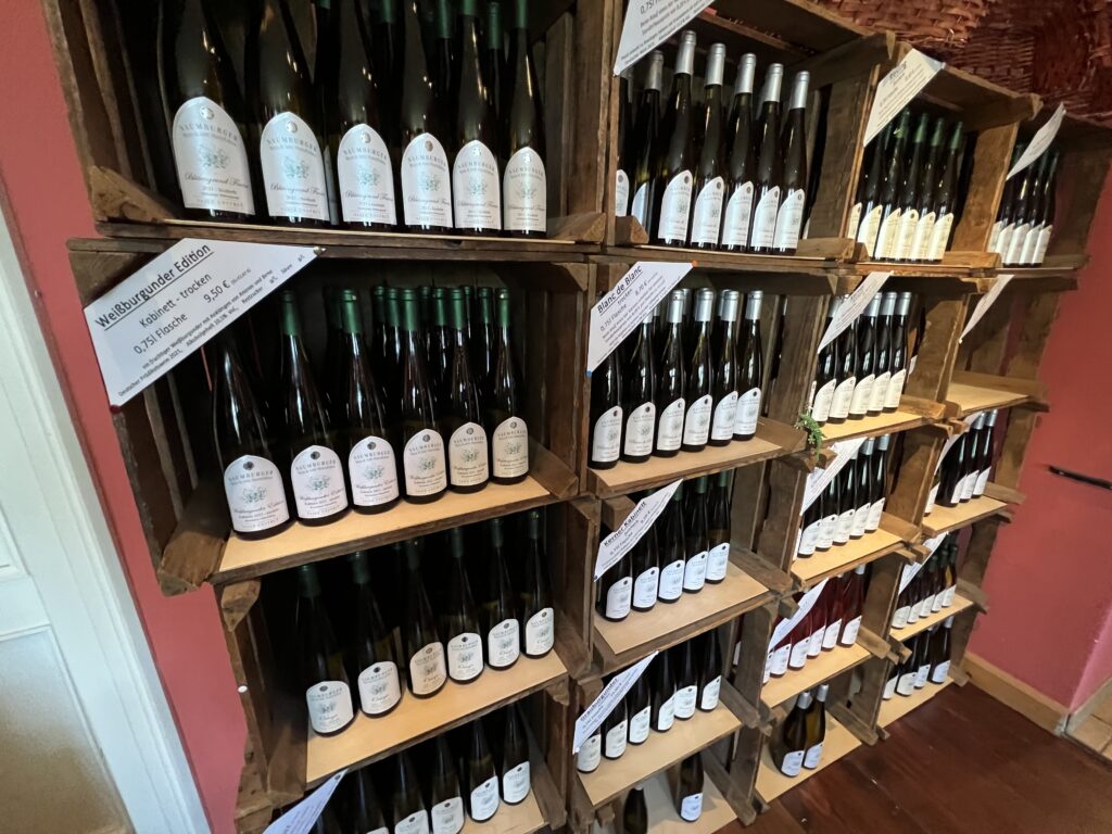 Weinregal im eigenen Hofladen der Naumburger Wein- und Sektfabrik